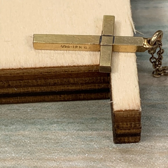 ⭐️Vintage petite 1/20th 12K GF cross necklace - Picture 5 of 6